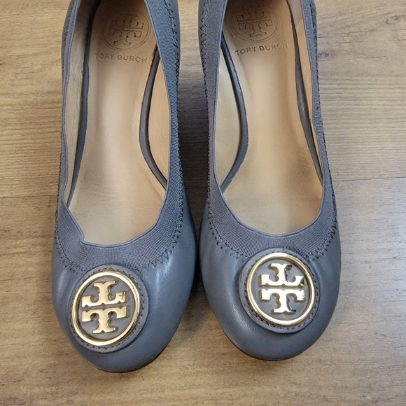 Tory Burch Caroline Wedges Pumps - Picture 4 of 10